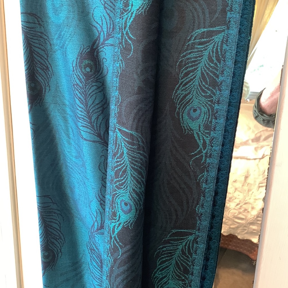 Metropolitan Museum of Art NWOT TEAL/ BLACK peacock feather weave woolen wrap